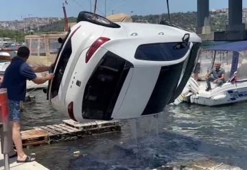 Haliç sahilinde otomobil denize düştü, vinç yardımıyla kurtarıldı
