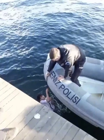 Haliç’te can pazarı kamerada: Suya düşen genci deniz polisi kurtardı

