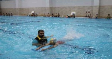 Haliliye’de çocuklar yüzme öğreniyor