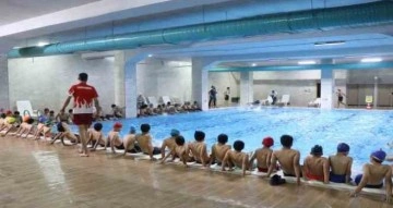 Haliliye’de gençler yüzme öğreniyor
