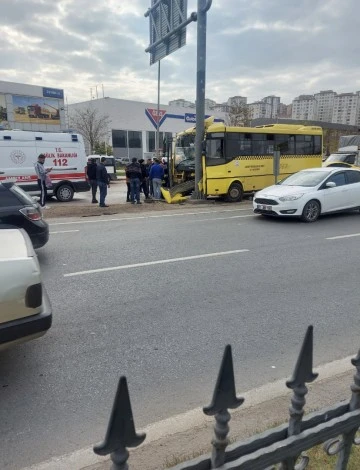 Halk otobüsü direğe çarptı ;3Yaralı 