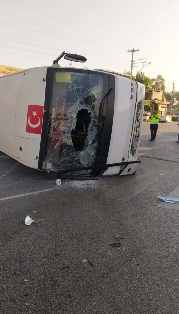 Halk otobüsü ile otomobil çarpıştı, sürücüler yaralandı
