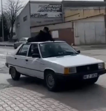 Hareket halindeki otonun tavanındaki yolculuk kötü bitti
