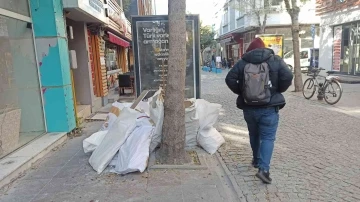 Harfiyat torbaları kaldırımı kapadı
