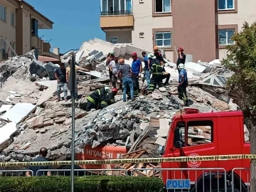 Hasarlı bina kepçe operatörünün üzerine yıkıldı
