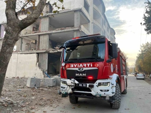 Hasarlı binada çıkan yangın paniğe neden oldu