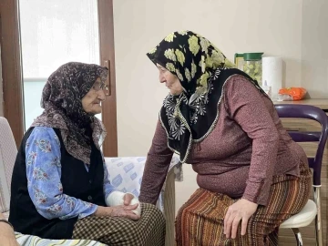 Hasta eşine ve 105 yaşındaki annesine gözü gibi bakıyor
