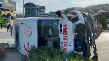 Hasta sevk eden ambulans kamyonetle çarpışıp devrildi: 8 yaralı
