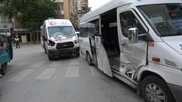 Hasta taşıyan ambulans dolmuşla çarpıştı; 2 yaralı
