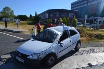 Hasta taşıyan araca otomobilin çarpıp takla atması sonucu 2 kişinin yaralandığı kaza kamerada
