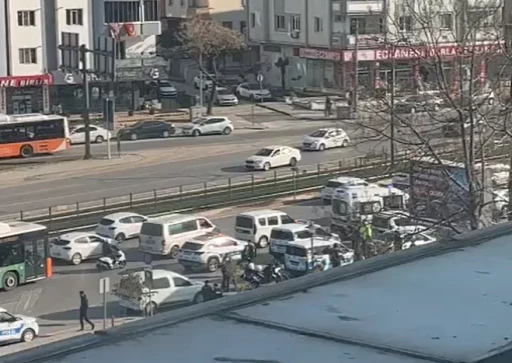 Hastane önünde silahlı çatışma! Biri polis, 2 yaralı 