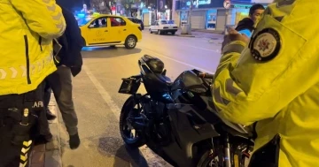 Hatalı dönüş kazaya yol açtı, taksinin çarptığı motosikletli yaralandı
