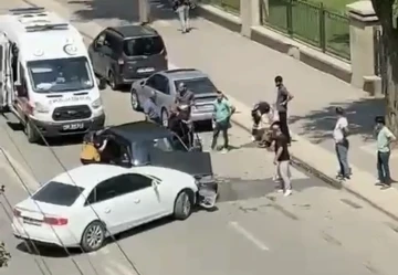 Hatalı sollama kaza getirdi, 2 kişi yaralandı: Kaza anı kamerada
