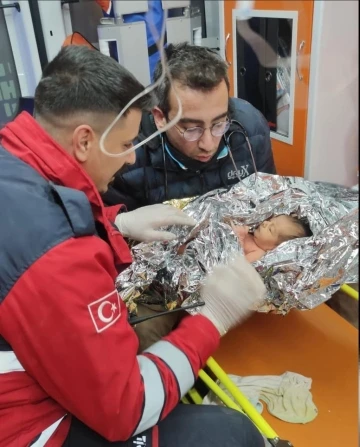 Hatay’da 90 saat sonra 10 günlük yağız bebek ve annesi enkazdan sağ çıkartıldı
