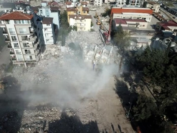 Hatay’da ağır hasarlı 3 binanın kontrollü yıkımı kamerada 