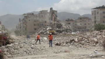 Hatay'da ağır hasarlı binaların yıkımı sürüyor