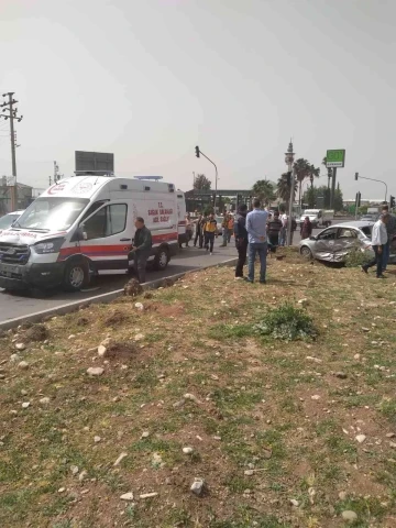 Hatay’da ambulans ile çarpışan otomobilin sürücüsü yaralandı
