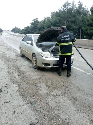 Hatay’da aracın motor kısmında meydana gelen yangını itfaiye söndürdü
