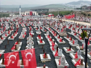 Hatay’da deprem mezarlığı bayraklarla donatıldı
