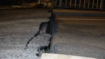 Hatay’da deprem sonrası köprü 10 santimetre çökerek yoldan ayrıldı
