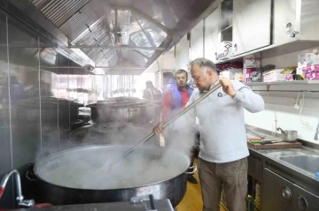 Hatay’da depremzede ve görevli personele sıcak yemek
