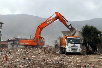 Hatay’da enkaz kaldırma çalışmaları yağmur altında sürüyor