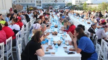 Hatay'da 'Gönül Sofrası', depremde ölenlerin anısına kuruldu; 70 bin kişiye yemek gönderildi