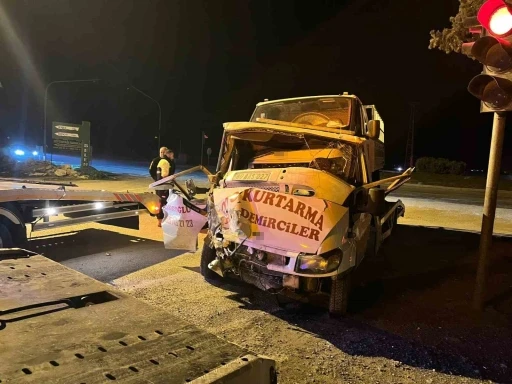 Hatay’da hafriyat kamyonu ile çekici çarpıştı: 2 yaralı
