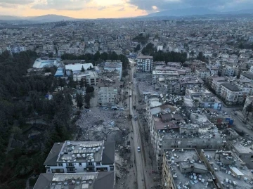 Hatay’da hasarlı evlerin içi dron ile görüntülendi
