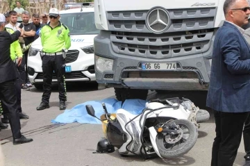 Hatay’da kamyon ile çarpışan motosiklet sürücüsü hayatını kaybetti
