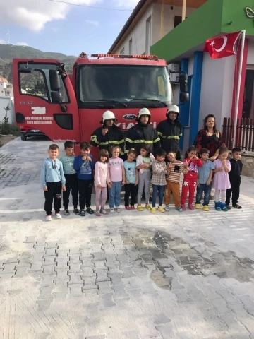 Hatay’da minik öğrencilere itfaiye eğitimi
