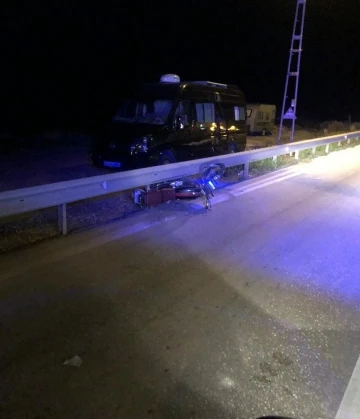 Hatay’da motosiklet bariyere çarptı: 1 ölü, 1 yaralı
