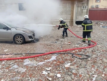 Hatay’da park halindeki otomobilde yangın çıktı
