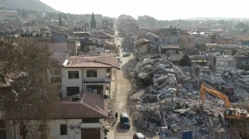 Hatay’da &quot;dünyanın aydınlatılan ilk caddesi&quot; yerle bir oldu
