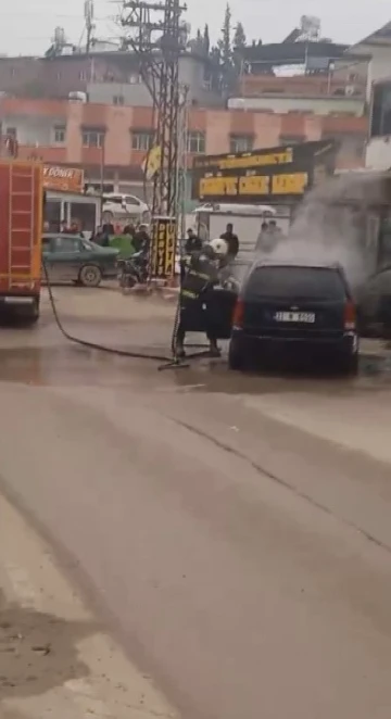 Hatay’da seyir halindeki otomobilde yangın
