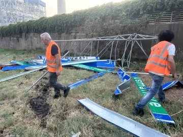 Hatay’da tırın açık unutulan dorsesi işaret levhasına çarptı
