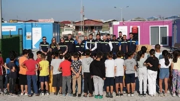 Hatay'daki öğrencilere mukavvadan sıra ve sandalye hediye edildi