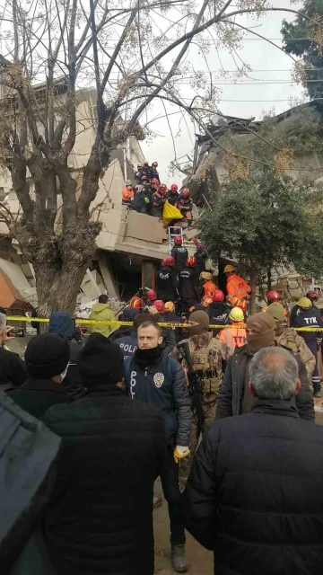 Hatay Gazi Mahallesi’ndeki enkazdan 3 ceset çıkartıldı
