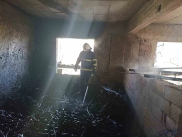 Hatay Hassa’da üç katlı binanın zemin katında yangın çıktı
