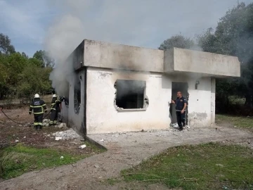 Hatay’ın Erzin ilçesinde metruk binada yangın
