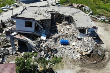 Hatay'da 3 katlı binanın depremde yıkılmasını paletler önledi
