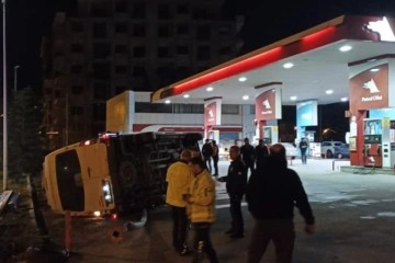 Hatay'da kontrolden çıkan minibüs benzin istasyonuna daldı