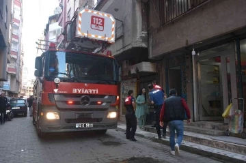 Havalandırma boşluğuna atılan sigara izmaritleri yangına neden oldu
