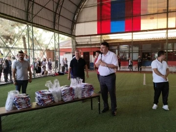 Havran’da yaz spor okullarında sporculara forma ve malzeme dağıtımı yapıldı
