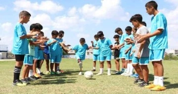 Hayali gerçek oldu, Muhammet protez bacaklarına kavuştu, yeşil sahalara koştu