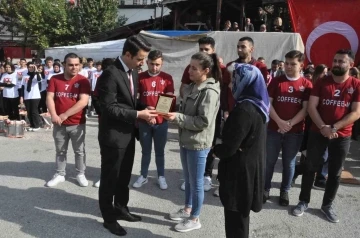 Hayatını kaybeden belediye personelinin ailesine plaket verildi
