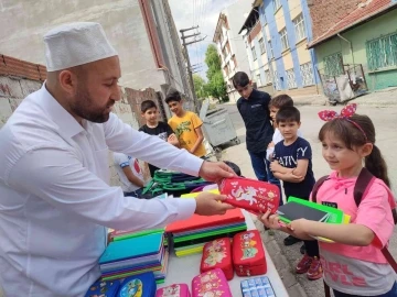 Hayırsever imam yetim çocuklara kırtasiye yardımında bulundu
