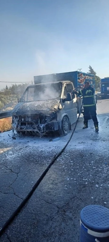 Hayvan yüklü kamyonetteki yangın söndürüldü
