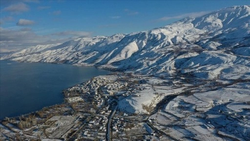 Hazar Gölü, çevresi karla kaplı manzarasıyla da ziyaretçilerine huzur veriyor