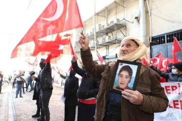 HDP binasında &quot;Ölürüm Türkiye’m&quot; şarkısı çalındı
